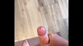 Teen wichst seinen geilen Schwanz